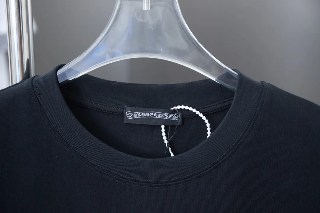 🅿️220 Ch*ome Hearte 25SS early spring new model, Ch*ome Hearte leather short sleeves, light luxury, essential item for daily commuting for men and women, correct version, welcome to compare, detailed features · 320g 100% cotton double yarn jersey fabric · Custom dyed in the same vat, special thickened 32 pieces double-strand 1X1 thread · Ch*ome Hearte leather patch ➕Imported Australian matte pearl diamonds · Three-dimensional flocking Crow heart pattern on the front side · Double-needle stitching across seams · Original main mark, washed tag, branded moisture-proof paper packaging Color: Black/White Size: S/M/L/XL